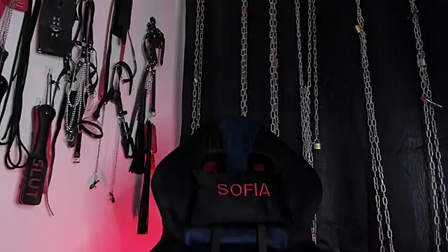 Snapshot of charrlotte_quinn chatting on April 1, 1:52 pm charrlotte quinn online show from April 1, 1:52 pm