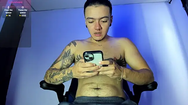 Snapshot of male_pussy chatting on December 3, 4:50 pm male pussy online show from December 3, 4:50 pm