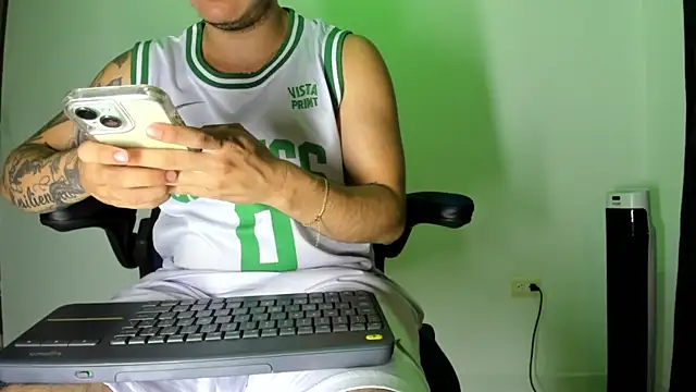 Snapshot of male_pussy chatting on December 17, 3:17 am male pussy online show from December 17, 3:17 am