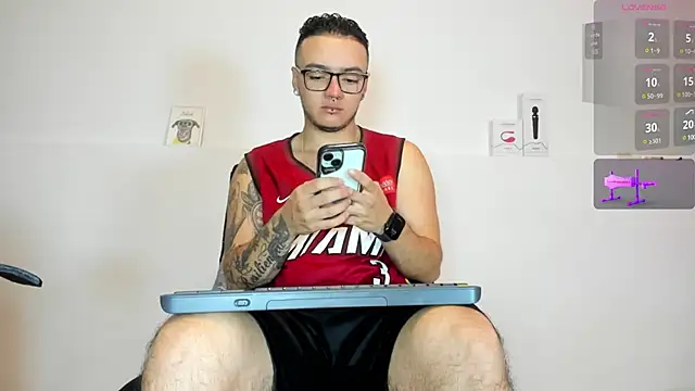 Snapshot of male_pussy chatting on February 25, 2:54 pm male pussy online show from February 25, 2:54 pm