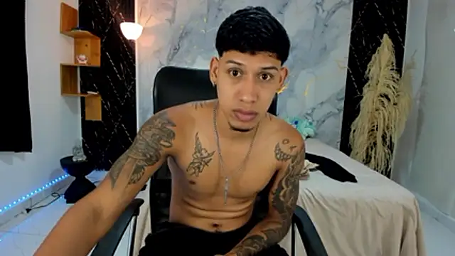 Snapshot of slim_master12 chatting on April 12, 12:04 am slim master12 online show from April 12, 12:04 am