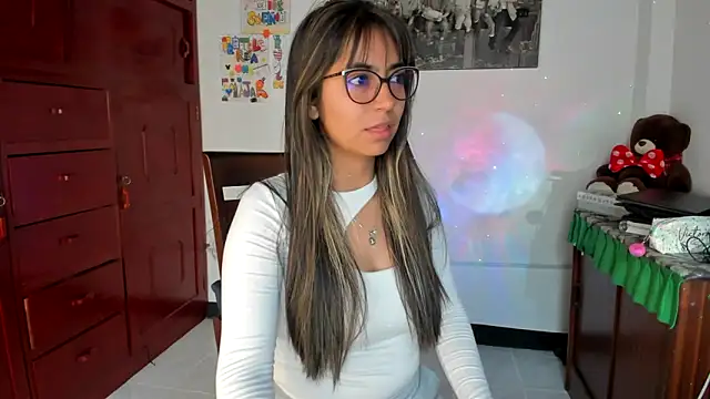 Isabellaa22 1 online show from February 12, 1:06 pm