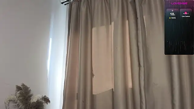 Snapshot of R1mmo__ chatting on February 18, 12:23 pm R1mmo online show from February 18, 12:23 pm