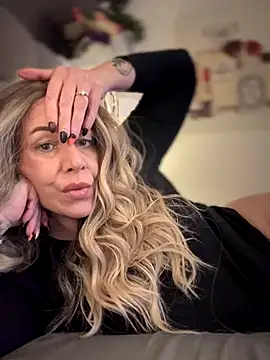 blondebitch2 online show from November 10, 10:58 am