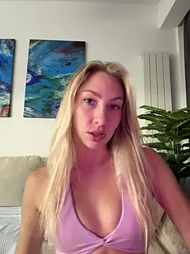 Snapshot of LuisaBecker chatting on October 20, 5:35 pm LuisaBecker online show from October 20, 5:35 pm