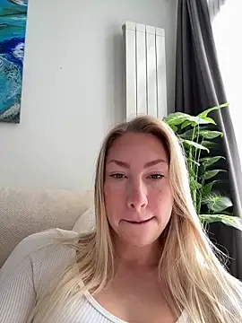 LuisaBecker online show from December 22, 8:22 am