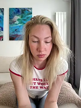 LuisaBecker online show from May 5, 1:08 pm