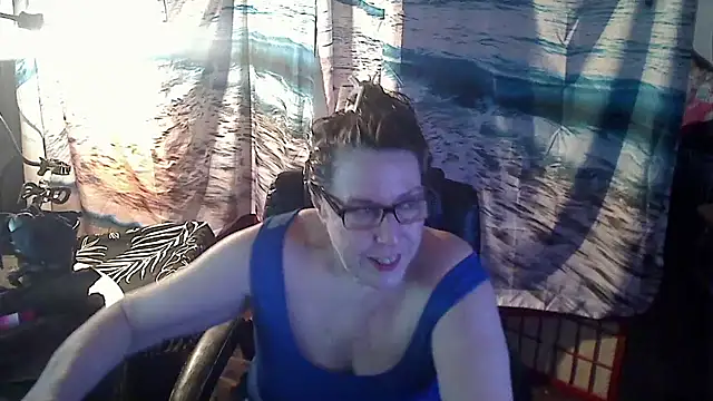 Snapshot of Ireallysquirt chatting on February 7, 3:23 am Ireallysquirt online show from February 7, 3:23 am