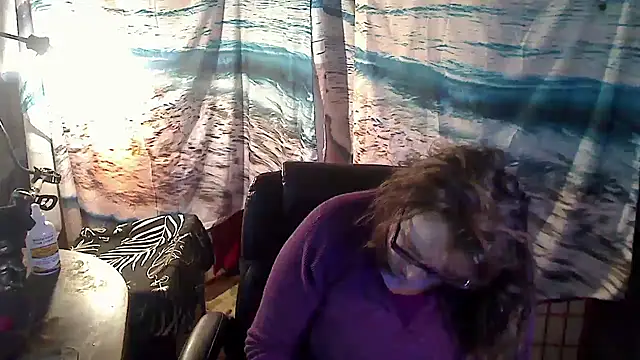 Snapshot of Ireallysquirt chatting on February 15, 4:47 am Ireallysquirt online show from February 15, 4:47 am