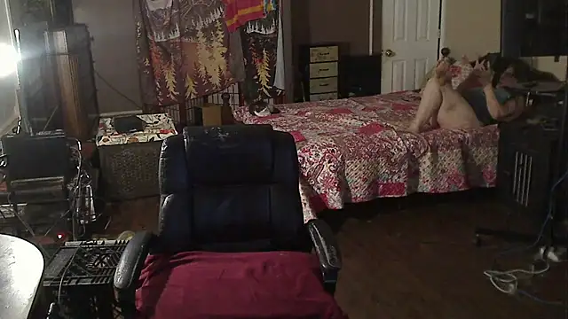 Snapshot of Ireallysquirt chatting on September 10, 12:43 am Ireallysquirt online show from September 10, 12:43 am