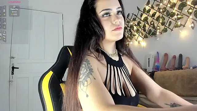 Snapshot of Chica_hot_dirty chatting on March 10, 9:51 pm Chica hot dirty online show from March 10, 9:51 pm