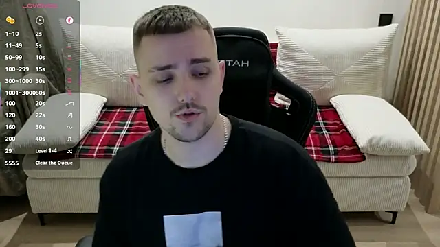 Snapshot of Larstar01 chatting on February 21, 10:44 pm Larstar01 online show from February 21, 10:44 pm