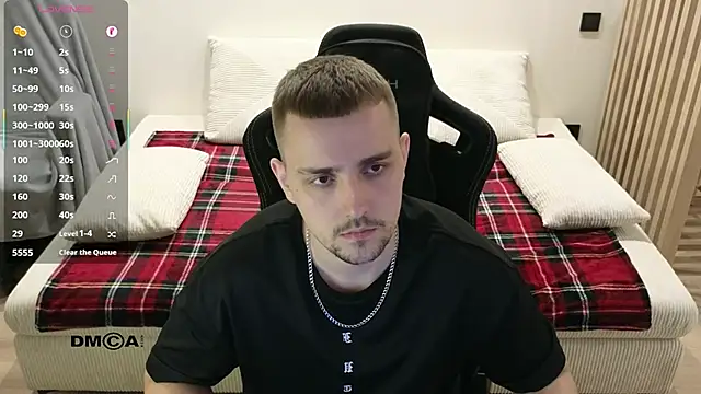 Snapshot of Larstar01 chatting on March 24, 9:09 pm Larstar01 online show from March 24, 9:09 pm