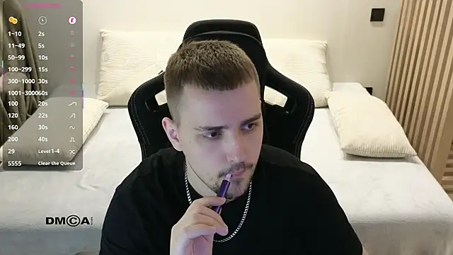 Snapshot of Larstar01 chatting on March 29, 7:36 pm Larstar01 online show from March 29, 7:36 pm