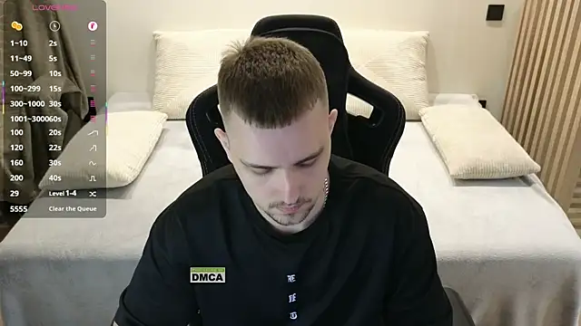 Snapshot of Larstar01 chatting on April 3, 9:02 pm Larstar01 online show from April 3, 9:02 pm