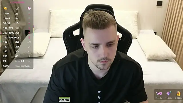 Snapshot of Larstar01 chatting on April 4, 10:40 pm Larstar01 online show from April 4, 10:40 pm