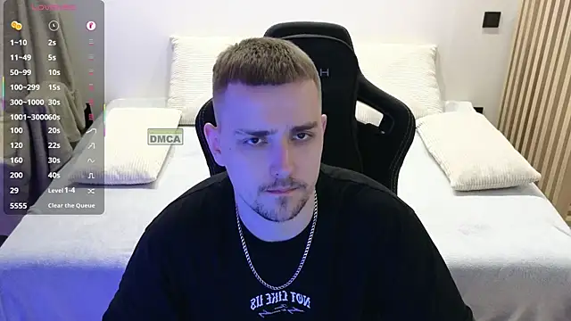 Snapshot of Larstar01 chatting on April 7, 9:59 pm Larstar01 online show from April 7, 9:59 pm