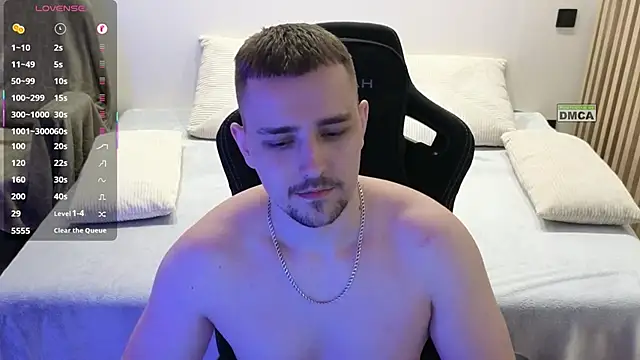 Snapshot of Larstar01 chatting on April 8, 8:31 pm Larstar01 online show from April 8, 8:31 pm