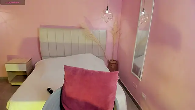 tiffani  love online show from January 9, 12:30 pm