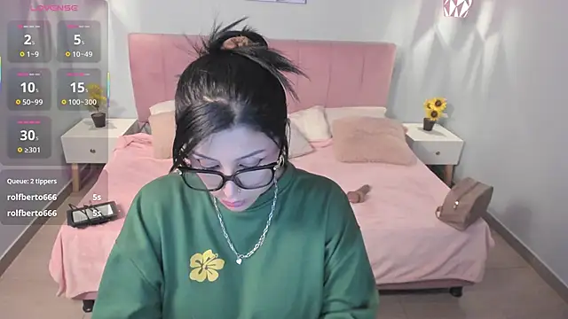 tiffani  love online show from March 22, 6:03 pm