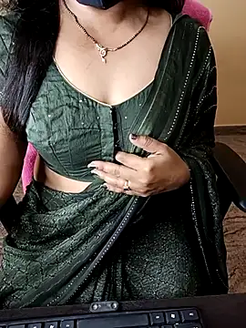 Snapshot of Nithya_05 chatting on January 13, 5:02 am Nithya 05 online show from January 13, 5:02 am