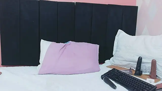 kinkyhousewifee online show from May 16, 7:45 pm