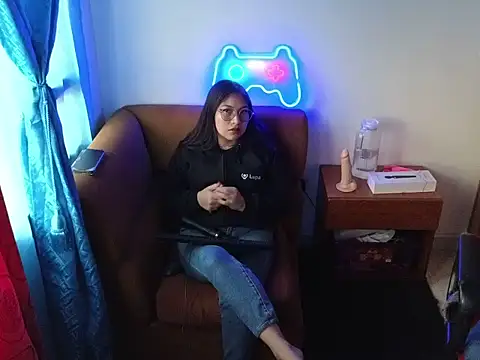 Snapshot of Caroll_Luna chatting on December 1, 10:21 pm Caroll Luna online show from December 1, 10:21 pm