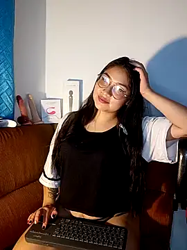 Snapshot of Caroll_Luna chatting on December 18, 4:53 am Caroll Luna online show from December 18, 4:53 am