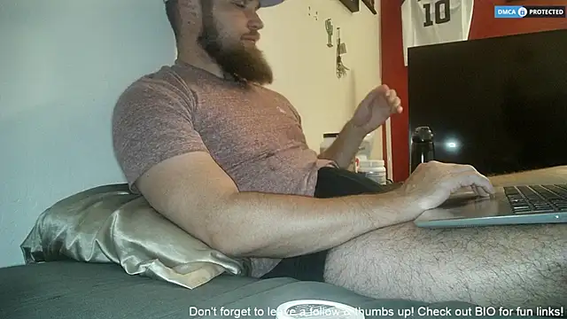 Snapshot of dikdowndaddy chatting on July 8, 8:35 pm dikdowndaddy online show from July 8, 8:35 pm