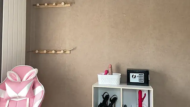 Snapshot of lucie_mehott chatting on November 10, 10:14 am lucie mehott online show from November 10, 10:14 am