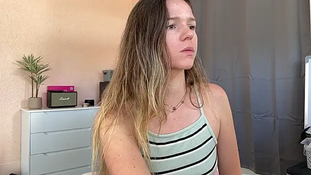 Snapshot of lucie_mehott chatting on April 26, 8:34 am lucie mehott online show from April 26, 8:34 am