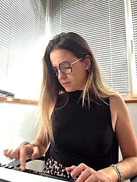 Snapshot of lucie_mehott chatting on April 27, 8:45 am lucie mehott online show from April 27, 8:45 am