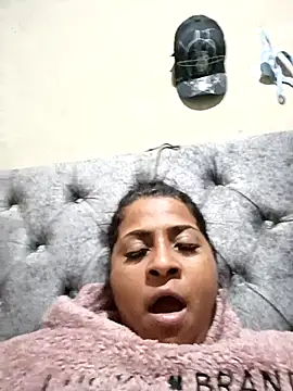 Snapshot of Giselabrunette25 chatting on May 7, 4:51 am Giselabrunette25 online show from May 7, 4:51 am