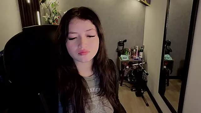 Snapshot of almma_shy chatting on September 13, 3:45 pm almma shy online show from September 13, 3:45 pm