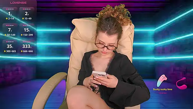 YesPussyClover online show from March 6, 3:35 am