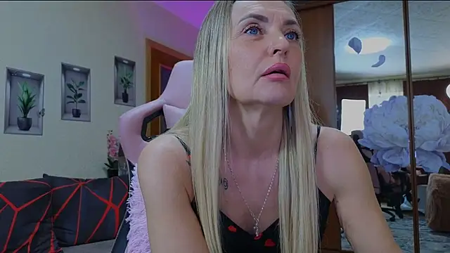 Snapshot of amelia_blondy chatting on February 24, 9:53 am amelia blondy online show from February 24, 9:53 am