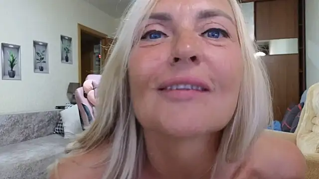 Snapshot of amelia_blondy chatting on October 1, 11:38 am amelia blondy online show from October 1, 11:38 am