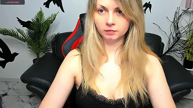 Snapshot of SmilingEmily_ chatting on December 6, 7:54 am SmilingEmily online show from December 6, 7:54 am