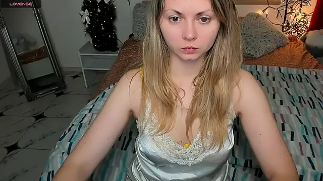 Snapshot of SmilingEmily_ chatting on December 11, 7:42 am SmilingEmily online show from December 11, 7:42 am