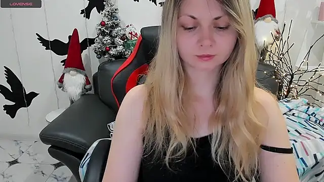 Snapshot of SmilingEmily_ chatting on December 14, 7:40 am SmilingEmily online show from December 14, 7:40 am