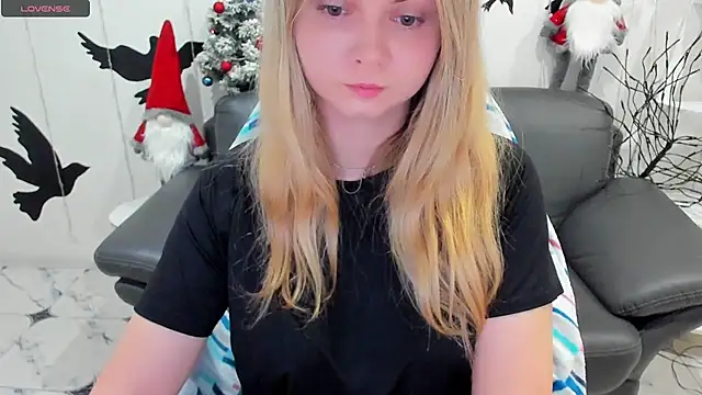 Snapshot of SmilingEmily_ chatting on December 27, 7:29 am SmilingEmily online show from December 27, 7:29 am