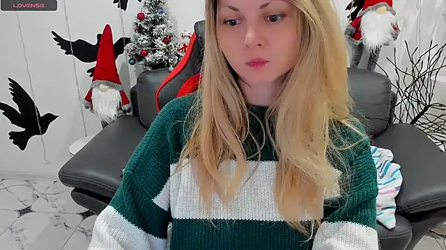Snapshot of SmilingEmily_ chatting on January 3, 6:44 am SmilingEmily online show from January 3, 6:44 am