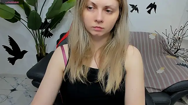 Snapshot of SmilingEmily_ chatting on February 7, 6:35 am SmilingEmily online show from February 7, 6:35 am