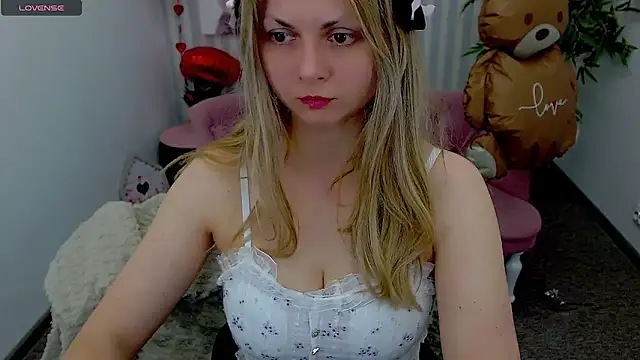 Snapshot of SmilingEmily_ chatting on February 14, 7:38 am SmilingEmily online show from February 14, 7:38 am
