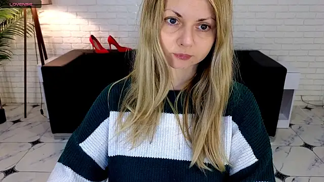 Snapshot of SmilingEmily_ chatting on March 4, 7:30 am SmilingEmily online show from March 4, 7:30 am