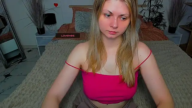 Snapshot of SmilingEmily_ chatting on March 6, 7:36 am SmilingEmily online show from March 6, 7:36 am