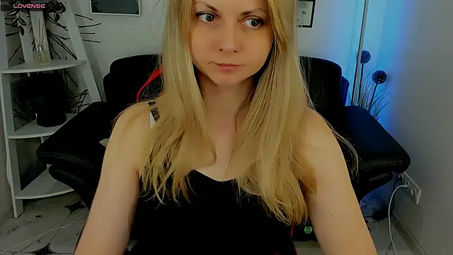 Snapshot of SmilingEmily_ chatting on March 10, 7:32 am SmilingEmily online show from March 10, 7:32 am