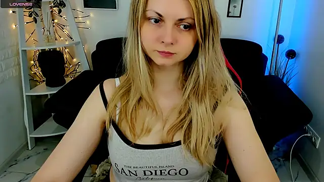 Snapshot of SmilingEmily_ chatting on March 13, 7:42 am SmilingEmily online show from March 13, 7:42 am