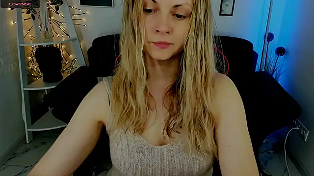 Snapshot of SmilingEmily_ chatting on March 14, 7:37 am SmilingEmily online show from March 14, 7:37 am