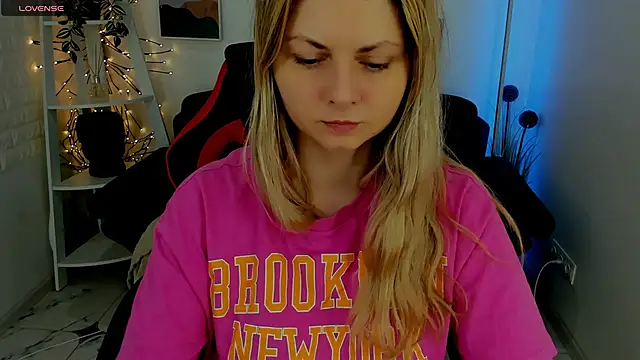 Snapshot of SmilingEmily_ chatting on March 17, 7:24 am SmilingEmily online show from March 17, 7:24 am